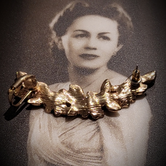 Faux gold & pearl Roman floral post/cuff earring. - Picture 3 of 4